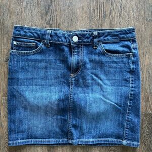 Size 10 Tommy Hilfiger mini denim skirt.